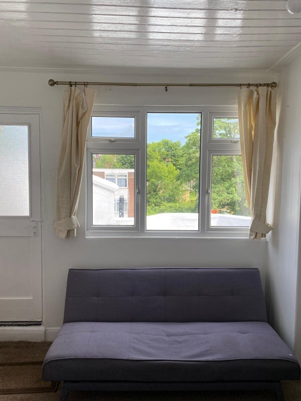 Room Manor Road in Greater London