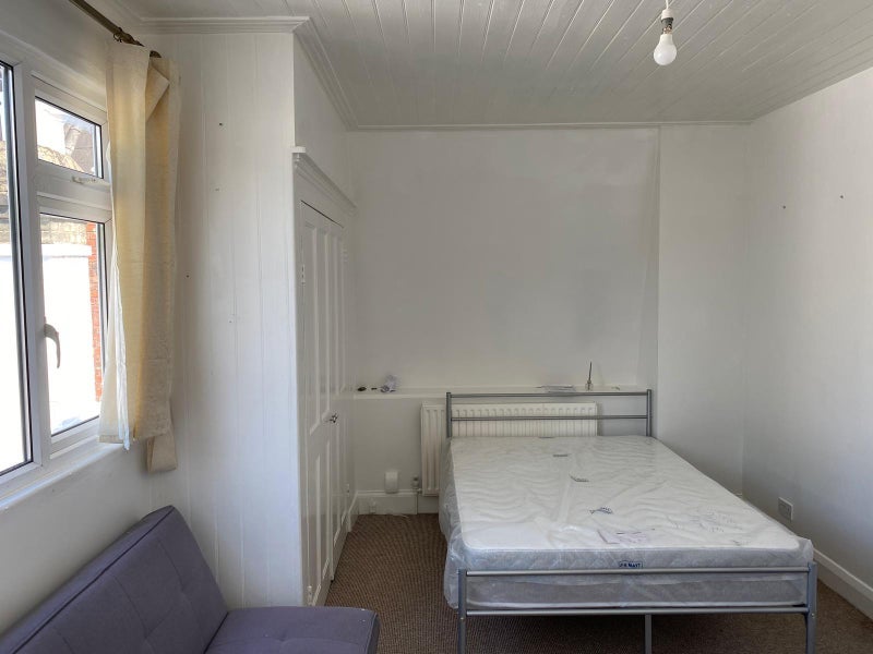 Room Manor Road in Greater London