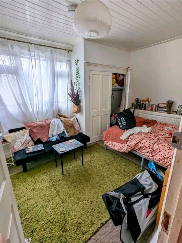 Room Manor Road in Greater London