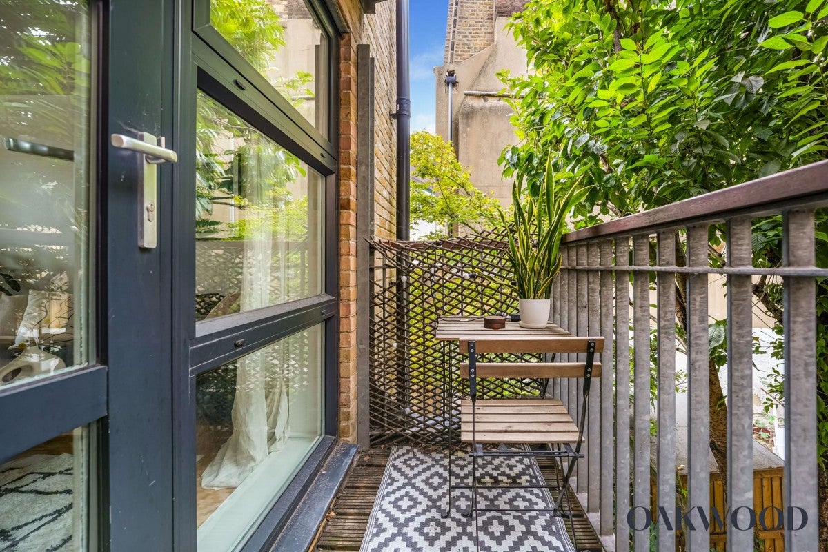Flat Reading Lane in Greater London