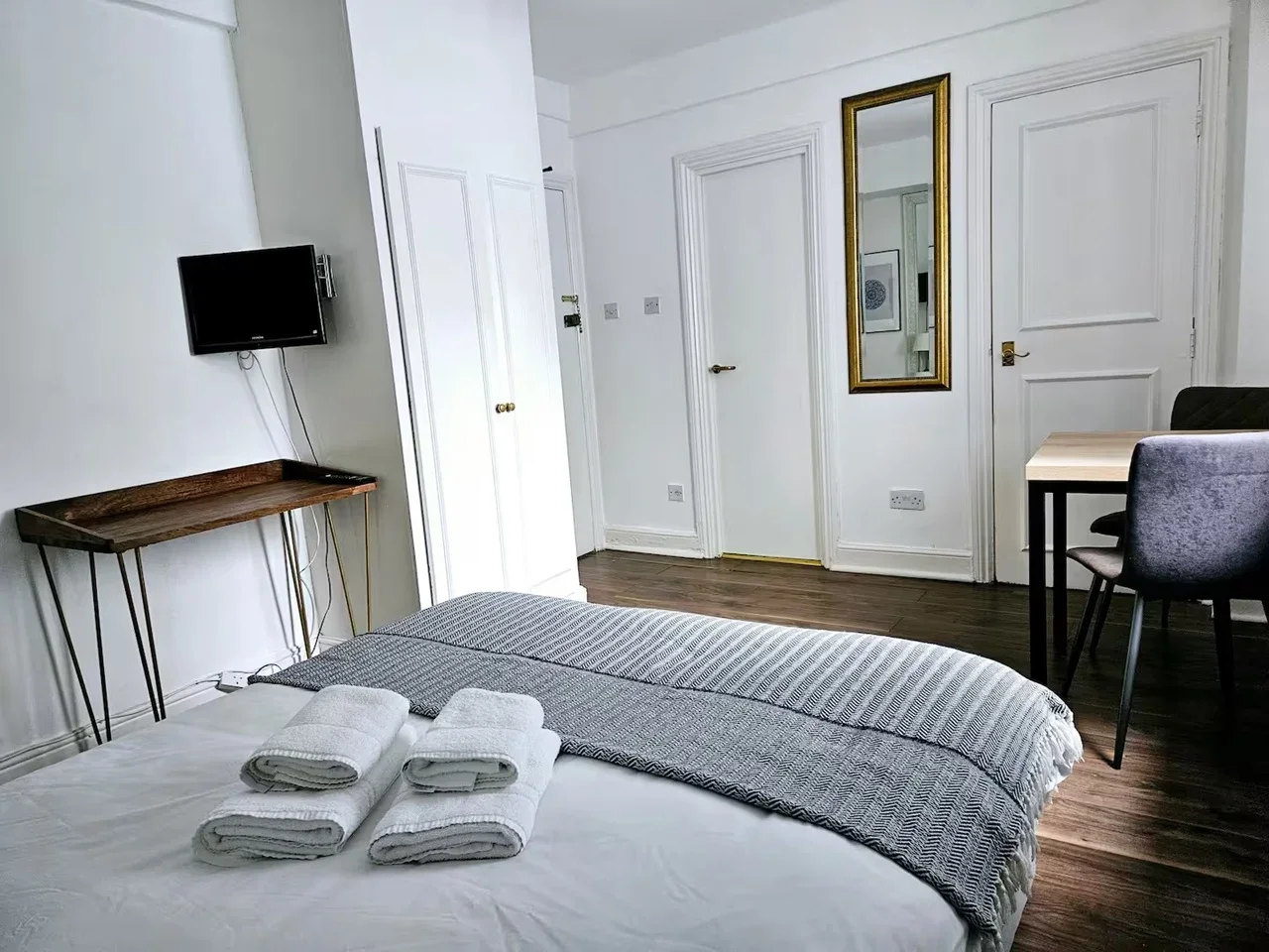 Flat Sloane Avenue in Greater London