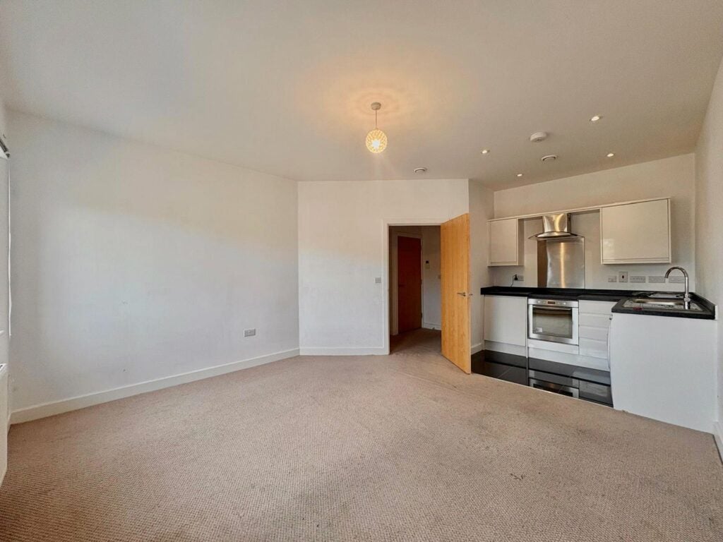 Flat Knoll Road in Surrey Heath