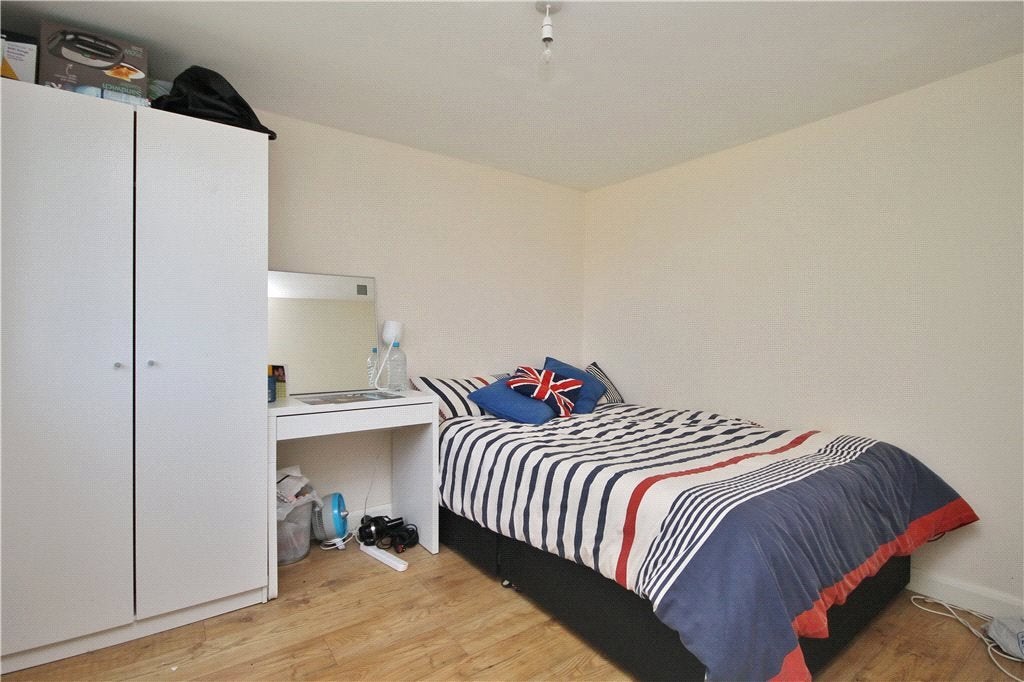 Room Blackwell Avenue in Guildford