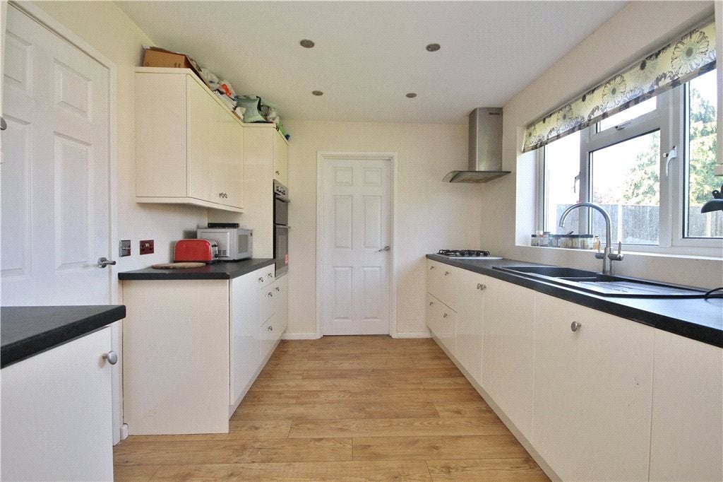 Room Blackwell Avenue in Guildford