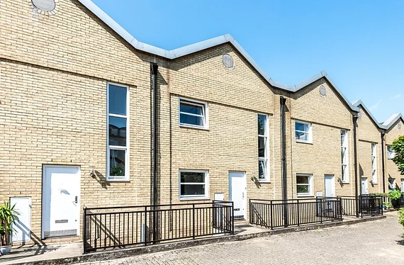 Flat Rotherhithe Street in Greater London