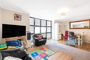 Flat Rotherhithe Street in Greater London
