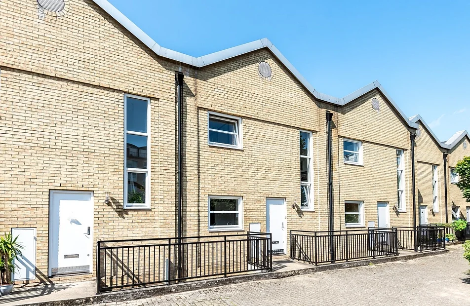 Flat Rotherhithe Street in Greater London