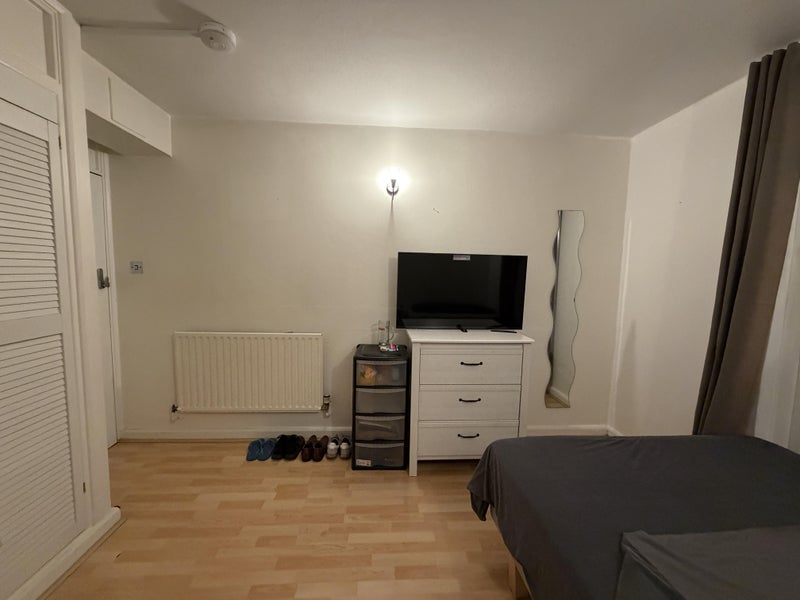 Room Bolton Road in Greater London