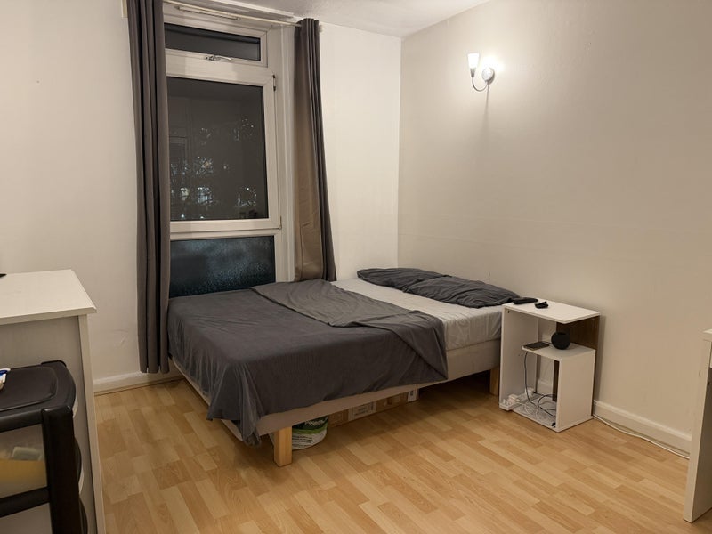 Room Bolton Road in Greater London