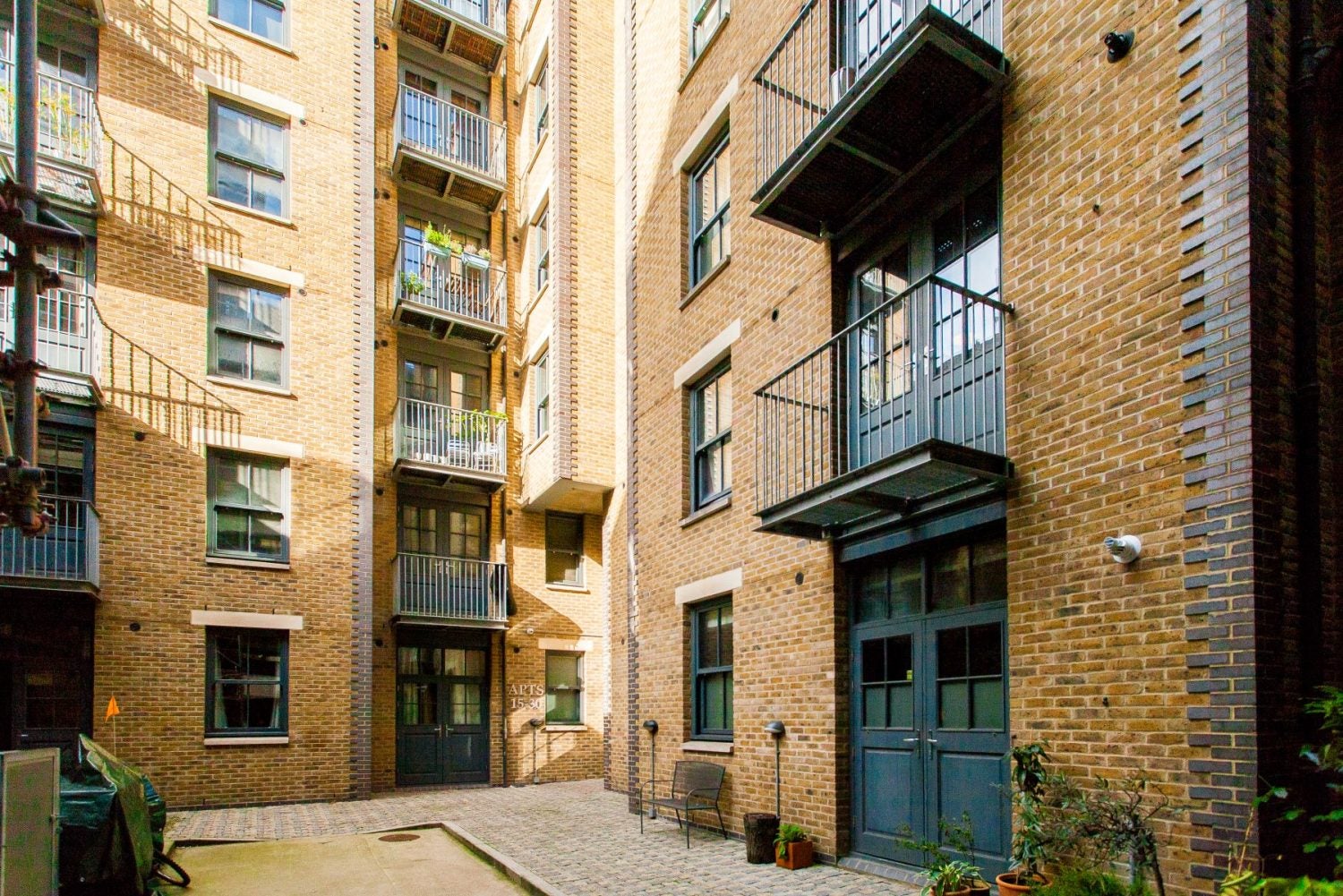 Flat New Inn Broadway in Greater London