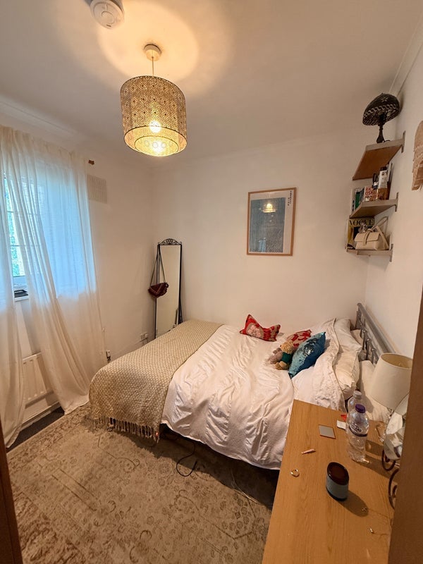 Room Prusom Street in Greater London