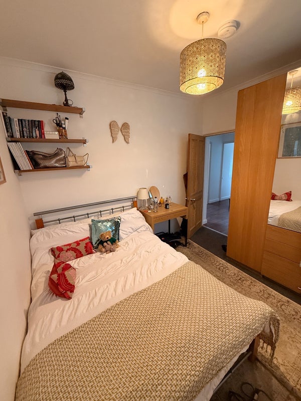 Room Prusom Street in Greater London