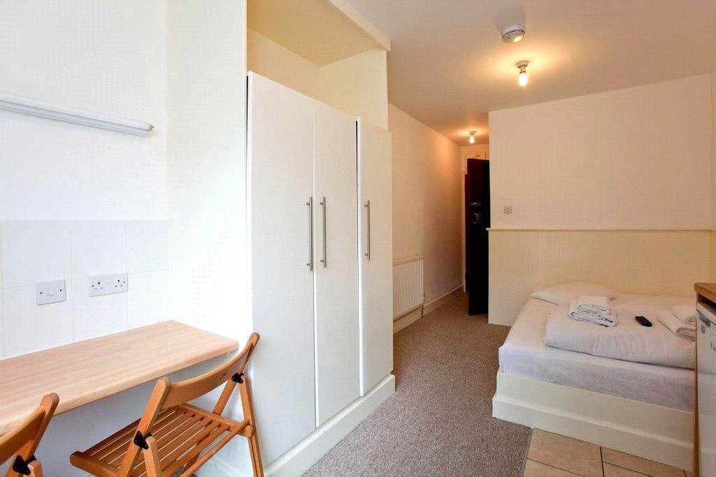 Flat Belsize Square in Greater London