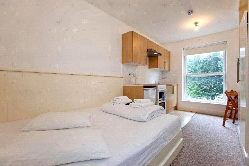 Flat Belsize Square in Greater London