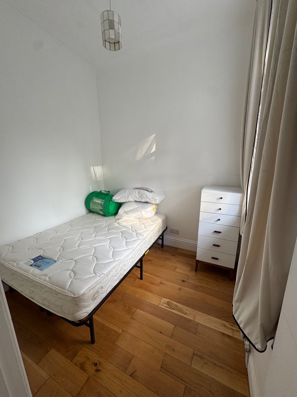 Room Coningham Road in Greater London