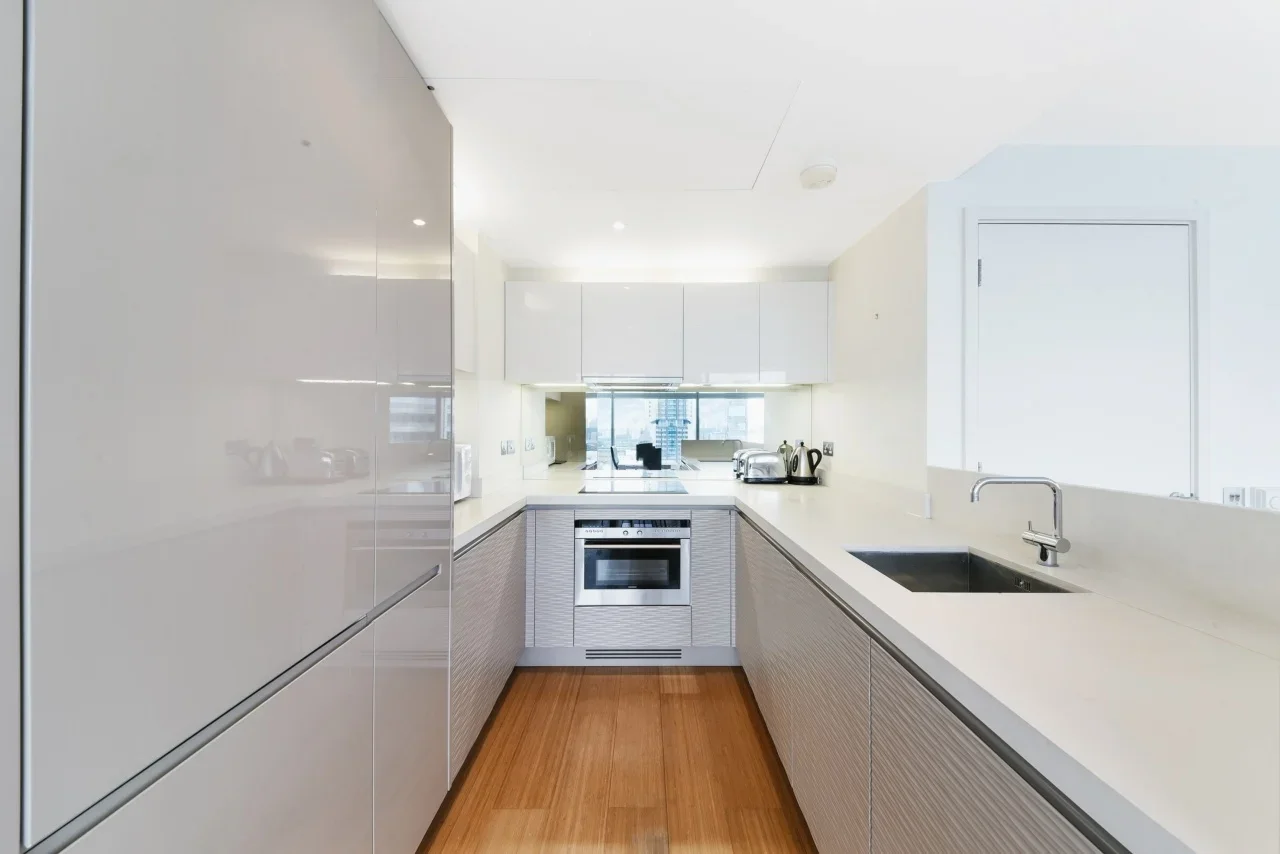 Flat Pan Peninsula Square in Greater London