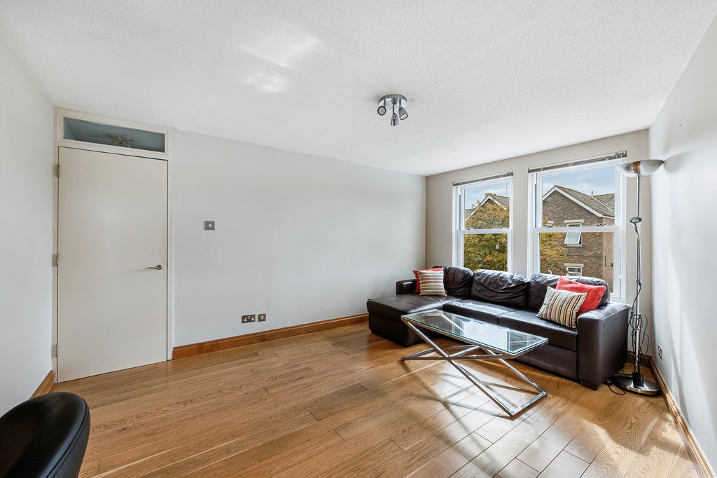 Flat Creighton Road in Greater London