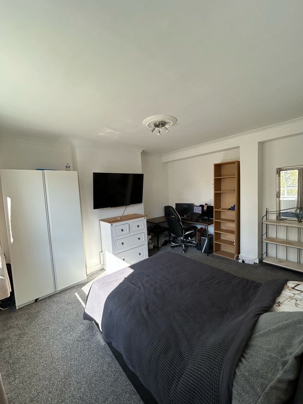 Room Salterton Road in Greater London
