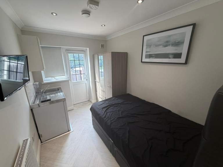Flat Uplands Road in Greater London