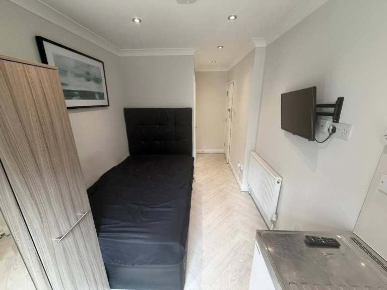 Flat Uplands Road in Greater London