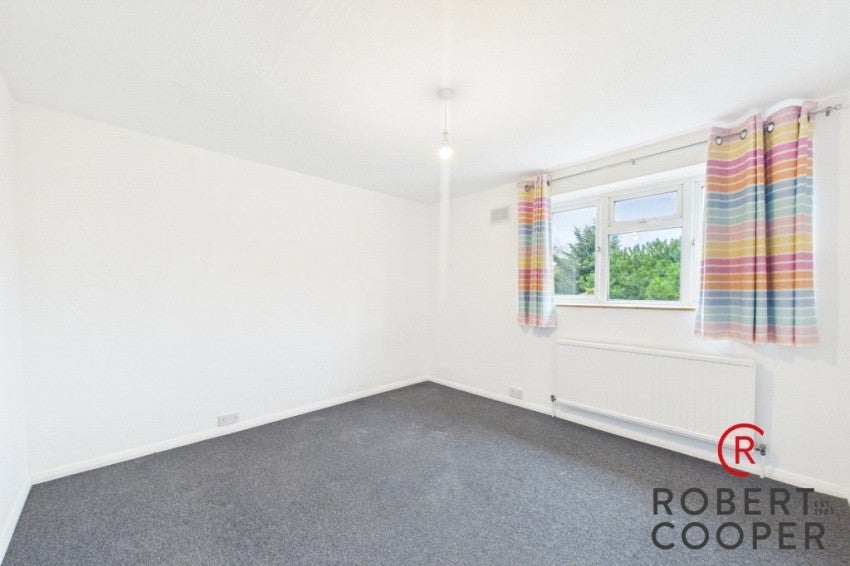 Flat Dabbs Hill Lane in Greater London