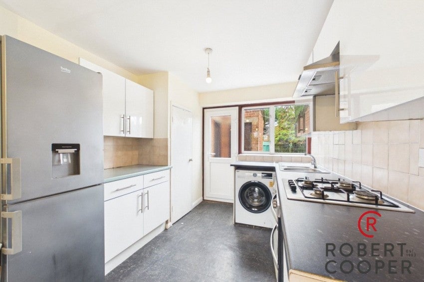 Flat Dabbs Hill Lane in Greater London
