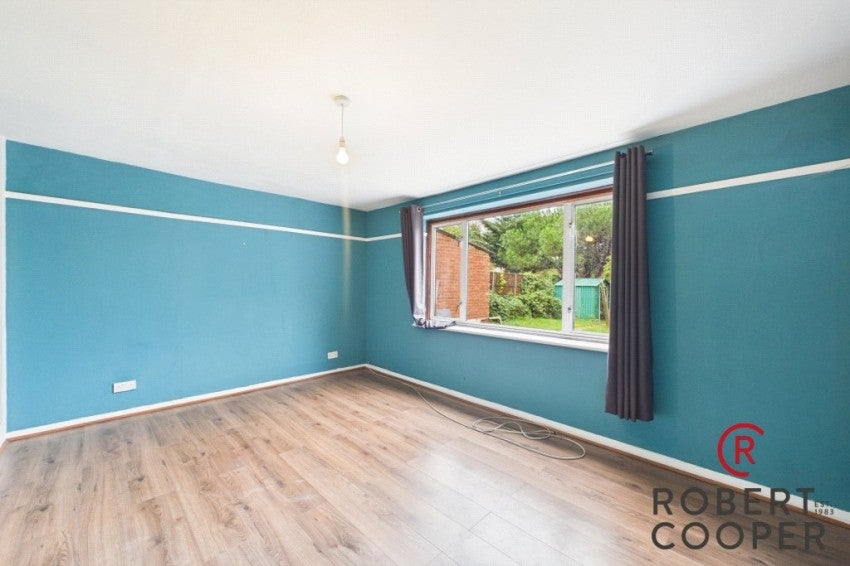 Flat Dabbs Hill Lane in Greater London