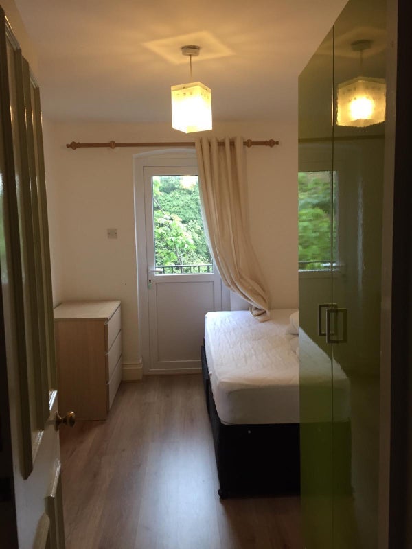Room Fulham Road in Greater London