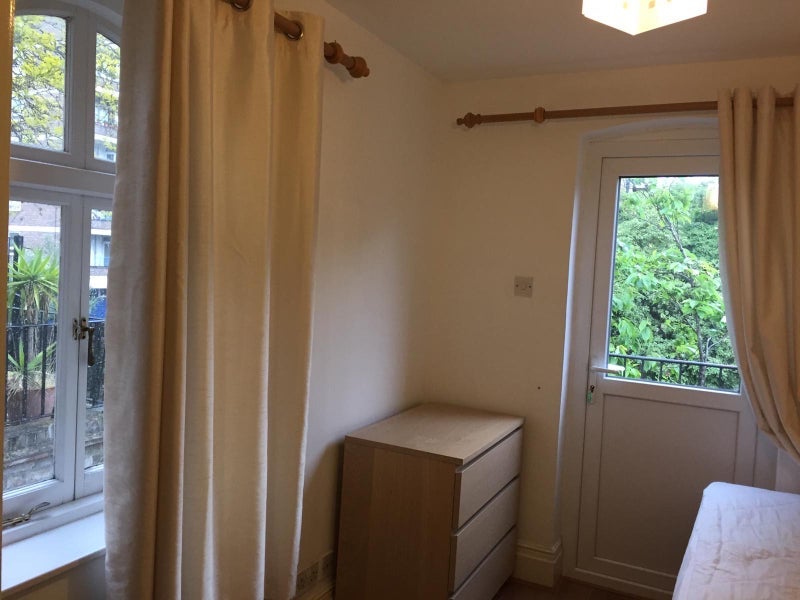 Room Fulham Road in Greater London