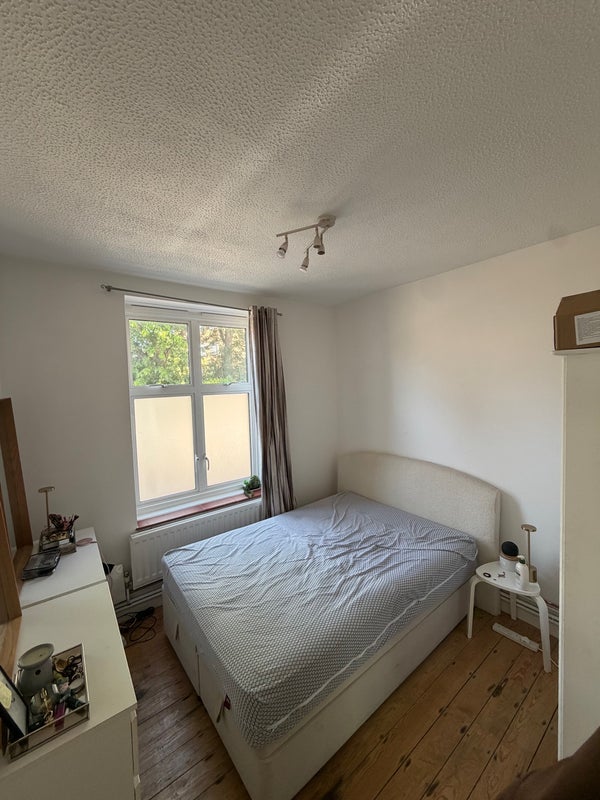 Room Fairfield Drive in Greater London