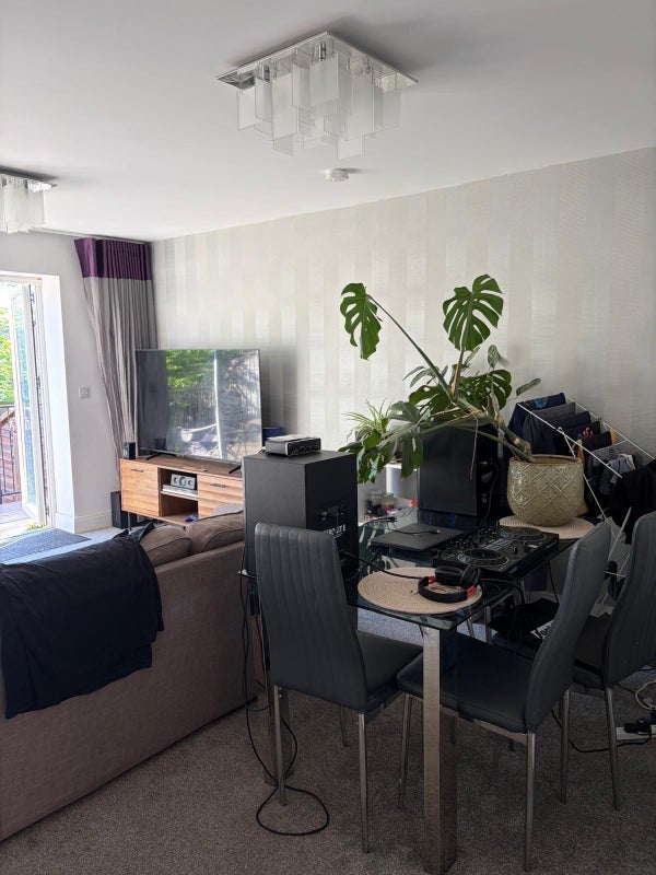 Room Sandringham Drive in Leeds