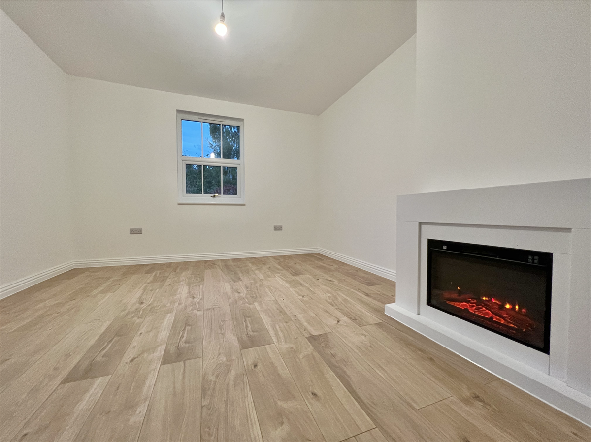 Flat Warwick Avenue in Bedford
