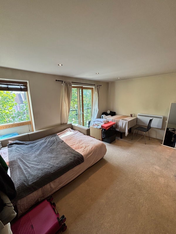 Flat Plough Lane in Greater London