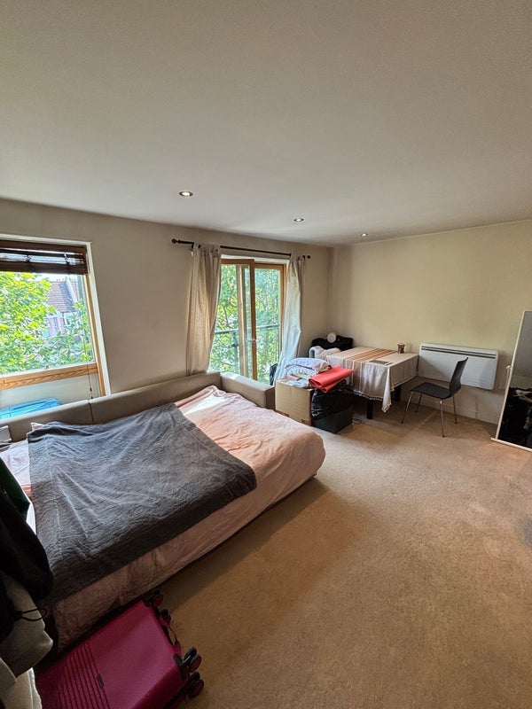 Flat Plough Lane in Greater London