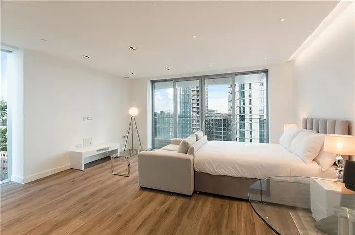 Flat Leman Street in Greater London