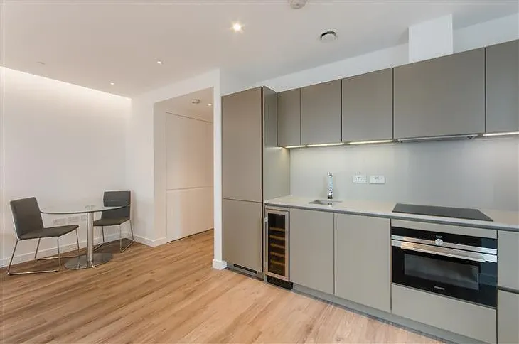 Flat Leman Street in Greater London