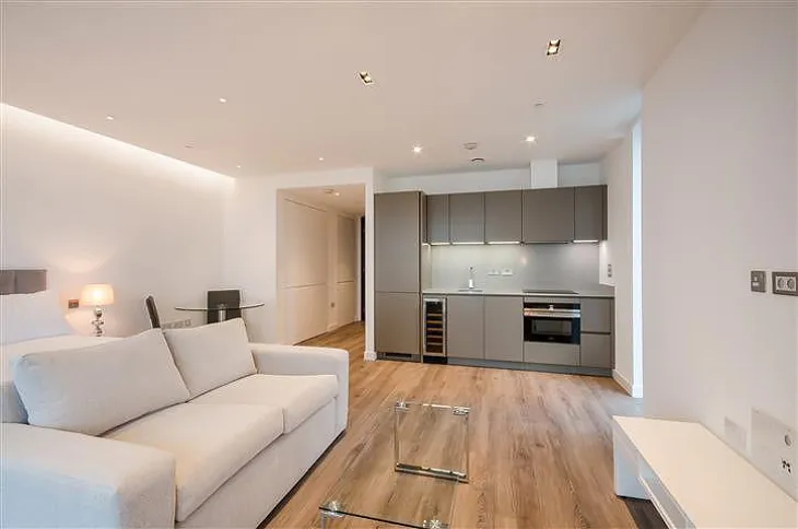 Flat Leman Street in Greater London