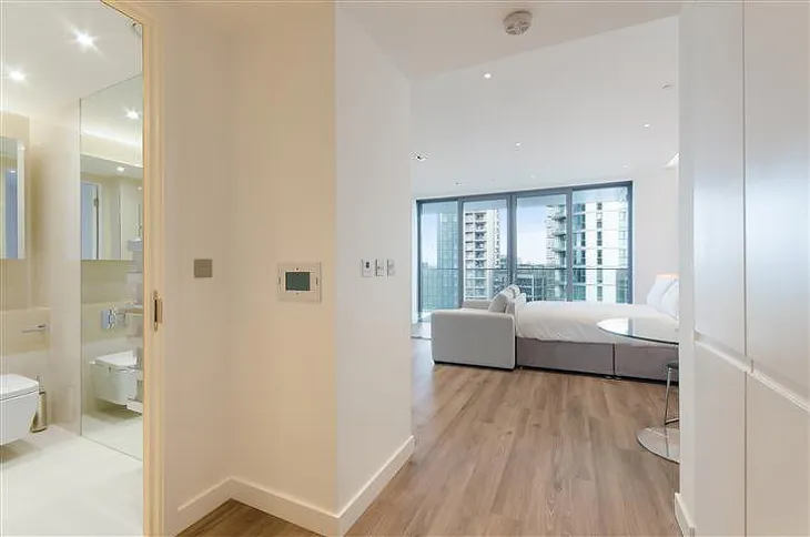 Flat Leman Street in Greater London