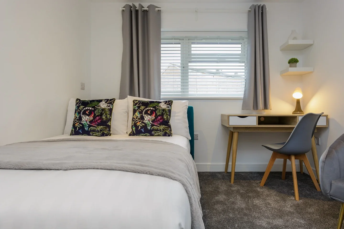 Room Greenwood Avenue in Portsmouth