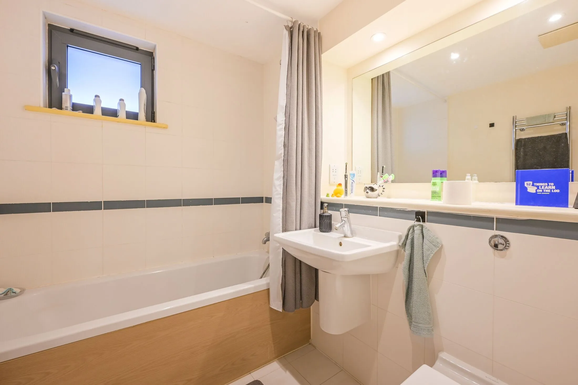 Flat Devonport Street in Greater London