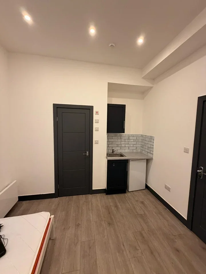 Flat Heybridge Avenue in Greater London