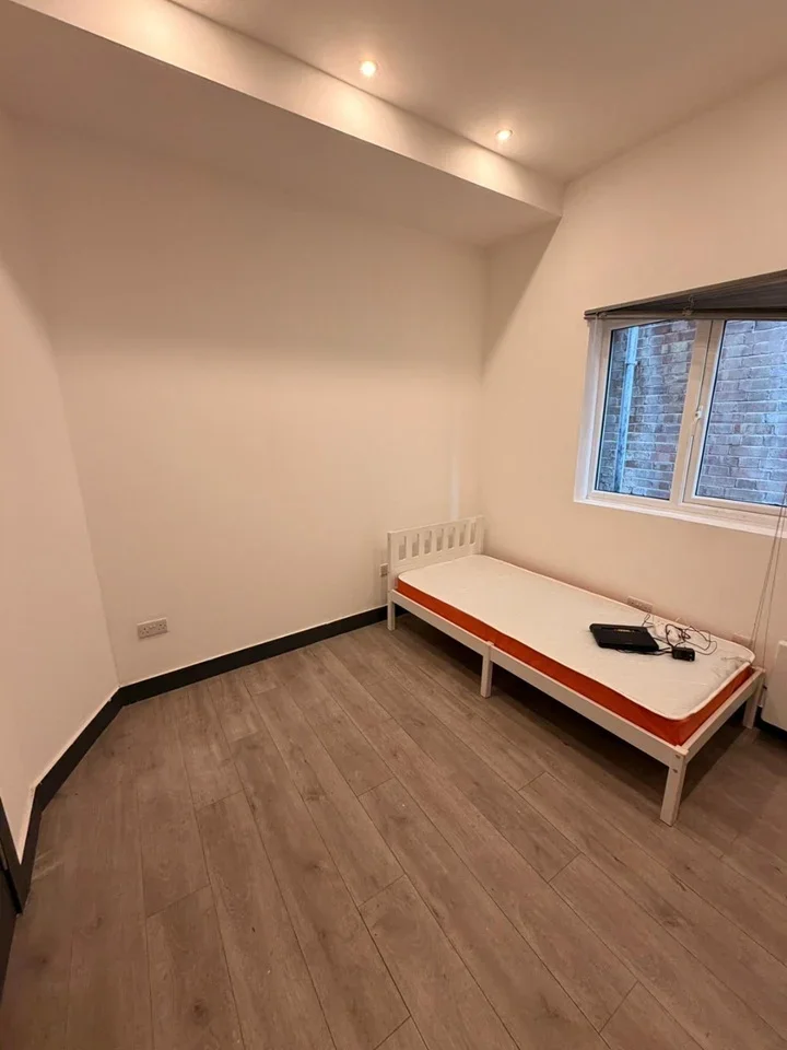 Flat Heybridge Avenue in Greater London
