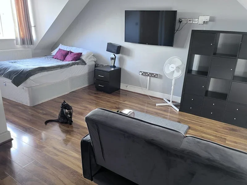 Room Connaught Avenue in Greater London