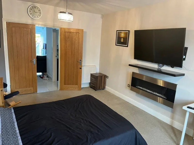 Room Connaught Avenue in Greater London