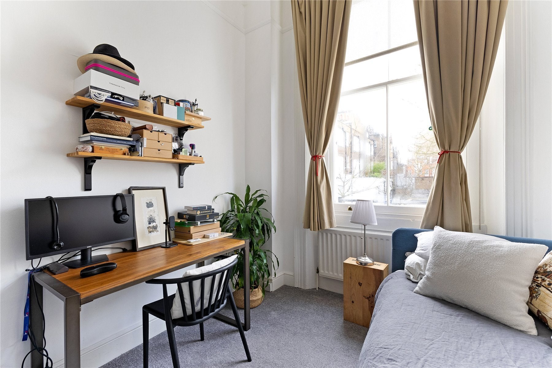 Flat Inverness Gardens in Greater London