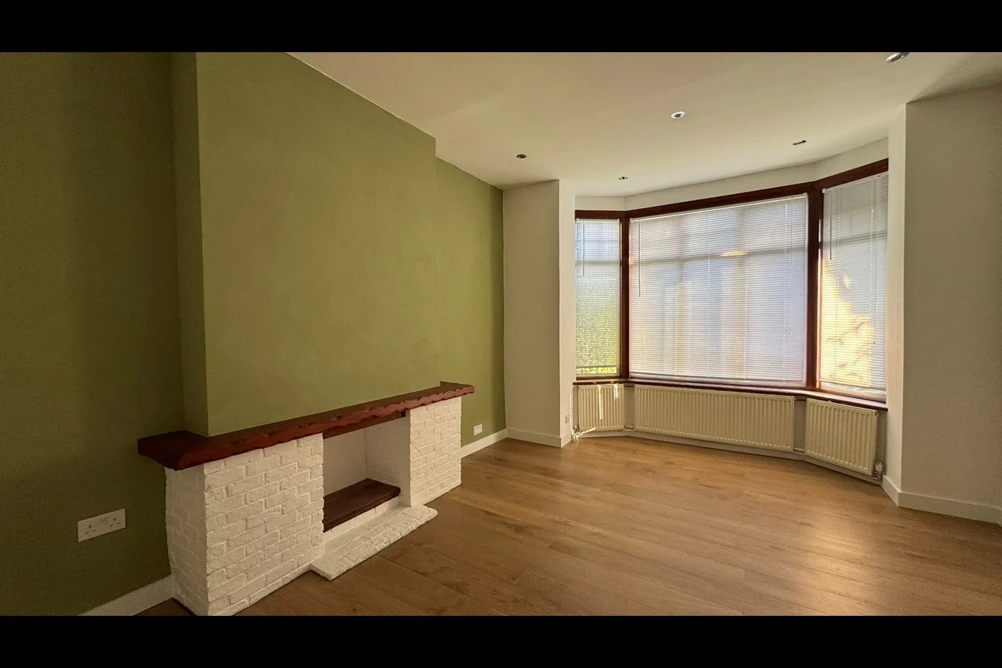 Flat Melrose Avenue in Greater London