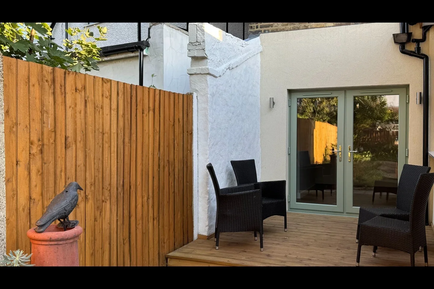 Flat Melrose Avenue in Greater London