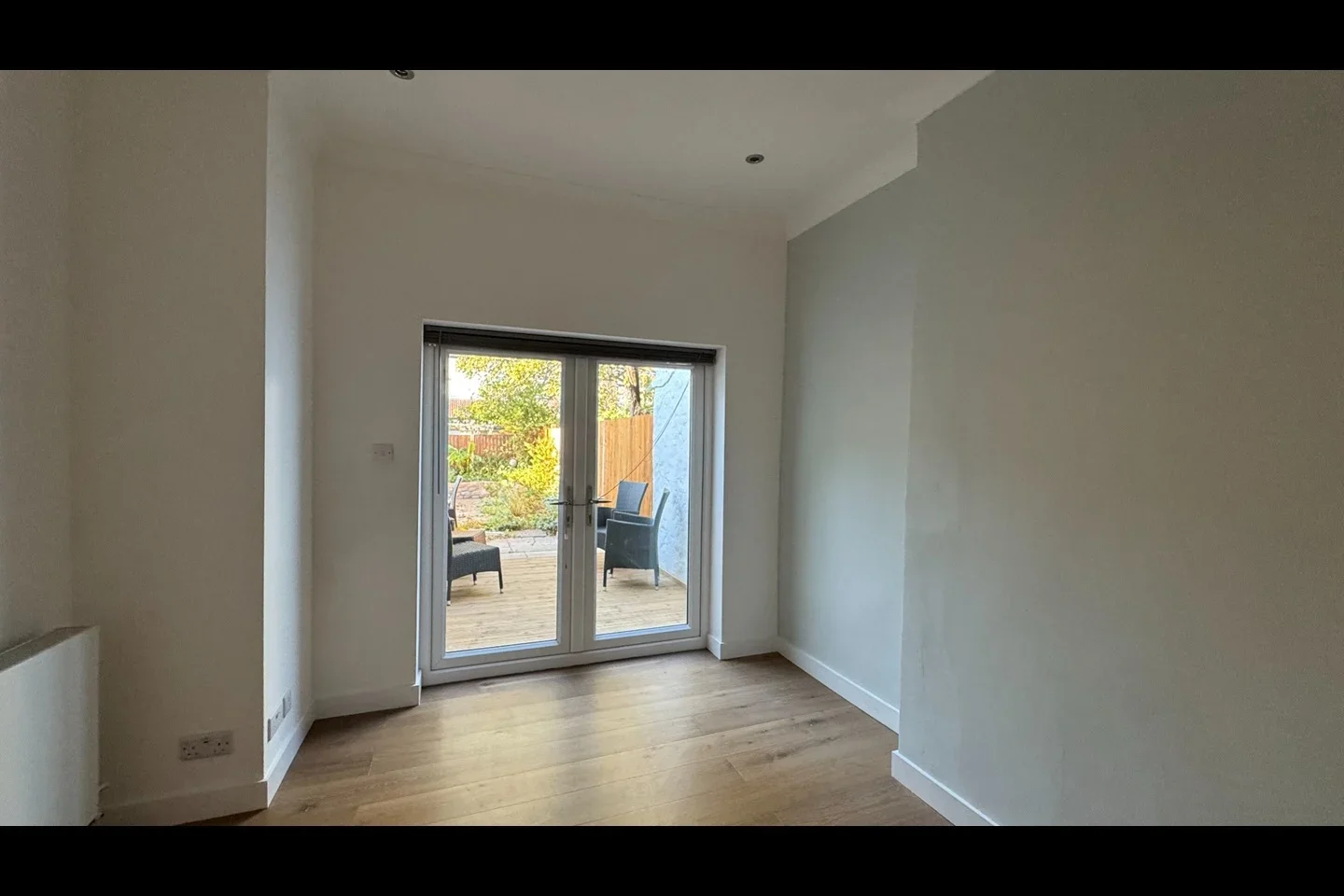 Flat Melrose Avenue in Greater London