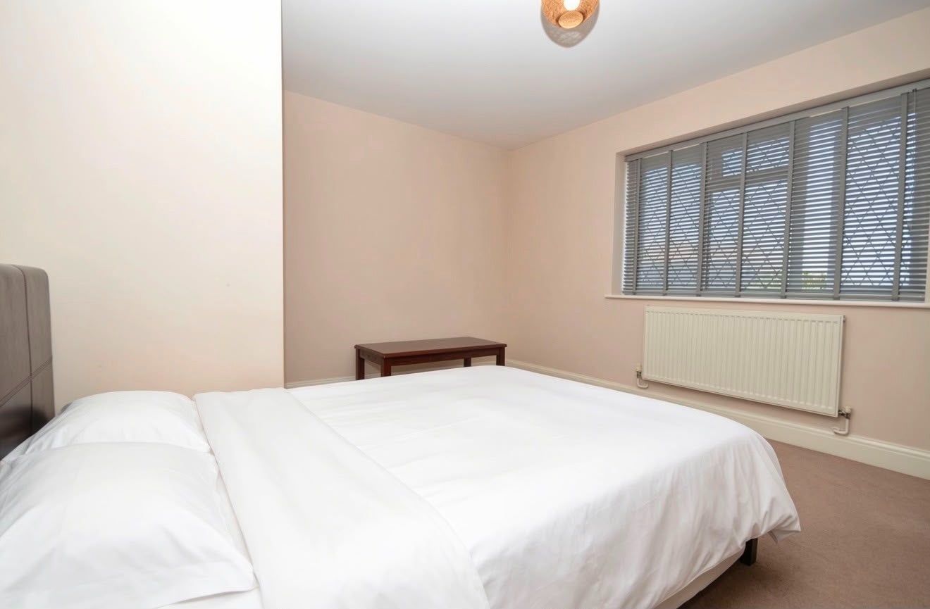 Room Jerningham Avenue in Greater London