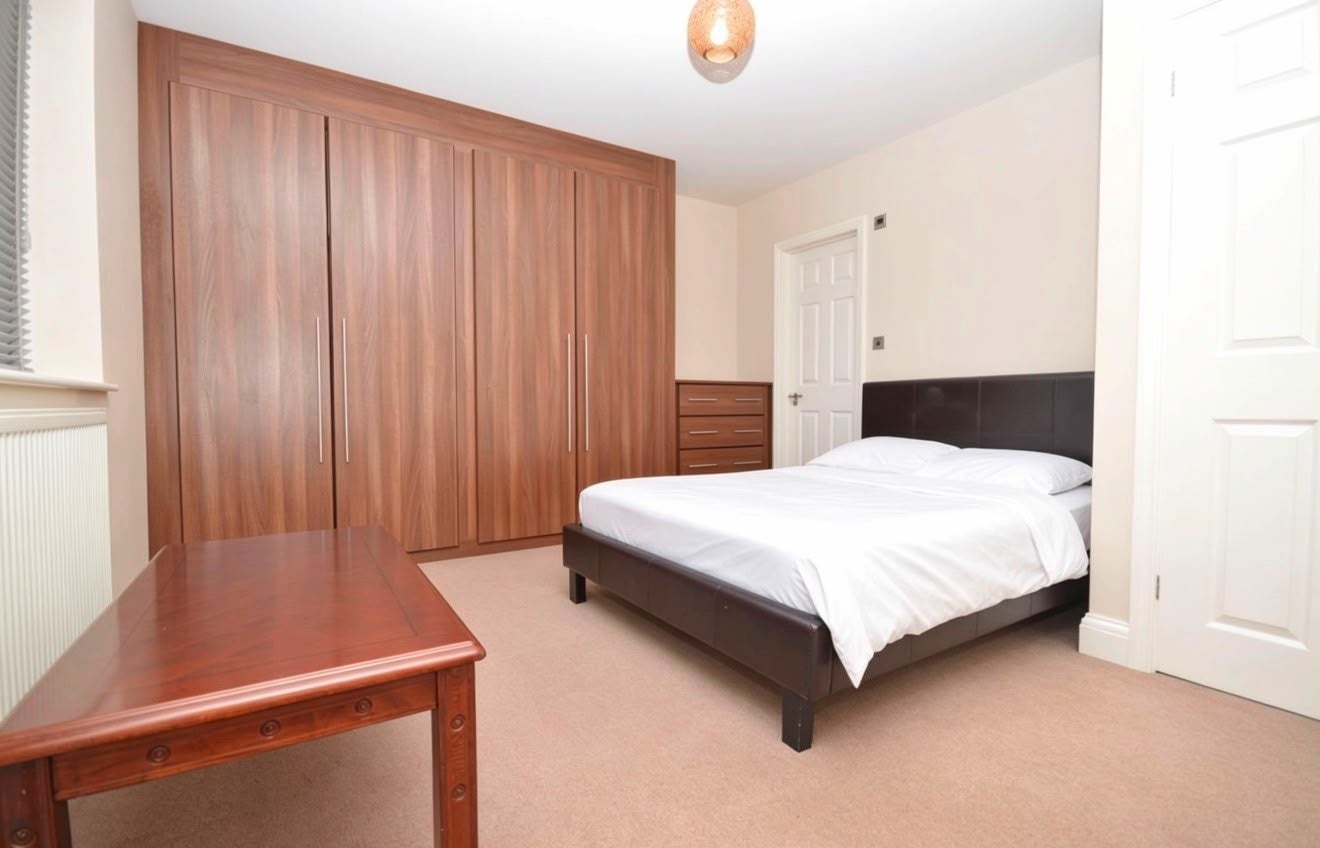 Room Jerningham Avenue in Greater London
